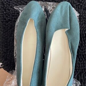 Brand new green flats euro size 43 = to us size 10!